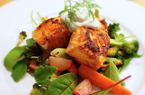 Citron- och ingefärslax med ljummen krispig sallad